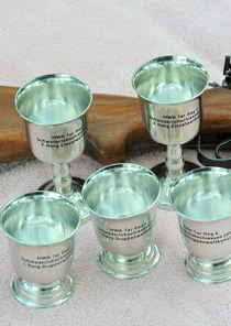 Karabiner und Zinnbecher